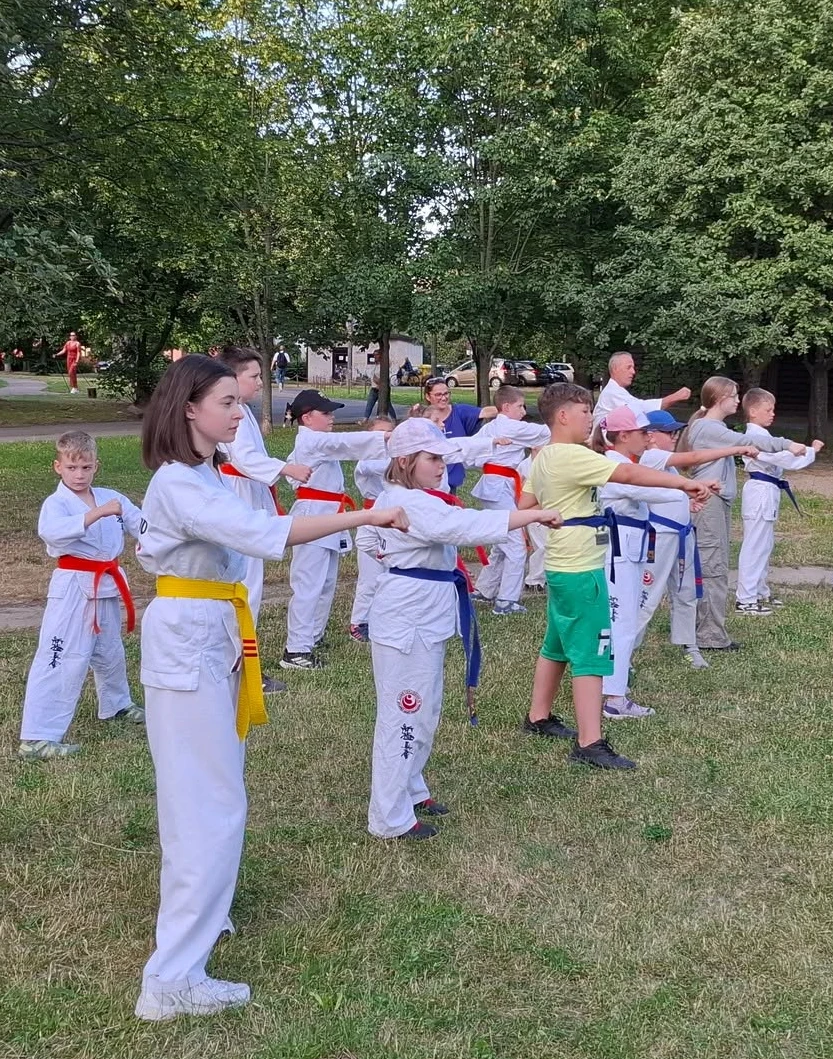 Dzieci na treningu karate